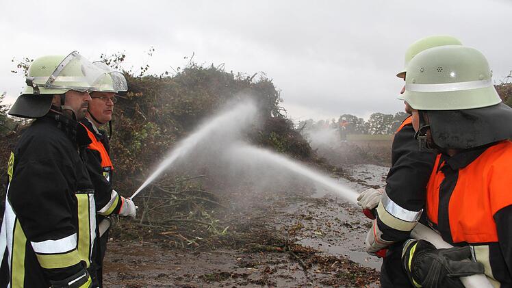 Das Grüngut stand in lodernden Flammen. 70 Feuerwehrleute waren im Einsatz.Sonny Adam