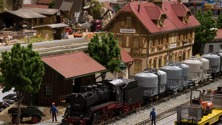 Die Eisenbahn-Ausstellung in der Kaiserpfalz zeigt ein Winterparadies mit Eisenbahnen, und historischen Lokomotiven. Fotos: Josef Hofbauerund