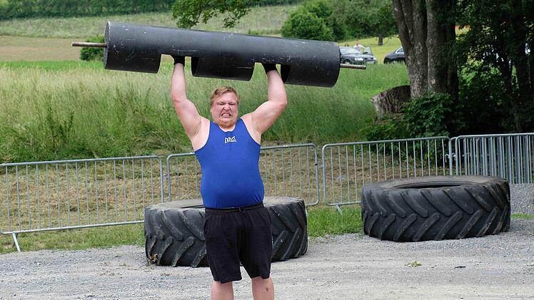 Geschicklichkeit und Balance waren gefordert, wenn unhandliche Kilos empor gehoben wurden. Foto: Gerd Schaar
