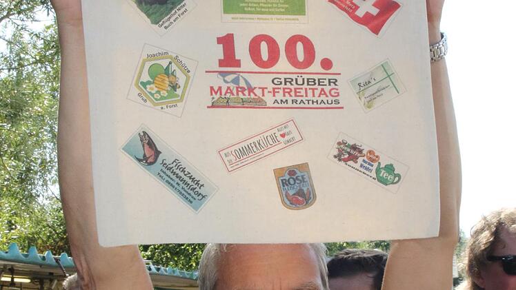 Stolz zeigt Markleiter Klaus Köhler, die Jubiläumstasche die für den 100. Markt gefertigt wurde.