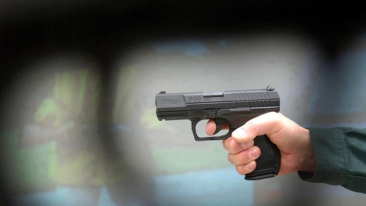 Ein Lkw-Fahrer hat einen anderen Fahrer mit einer Pistole gegen den Kopf bedroht. Symbolfoto: Federico Gambarini/dpa