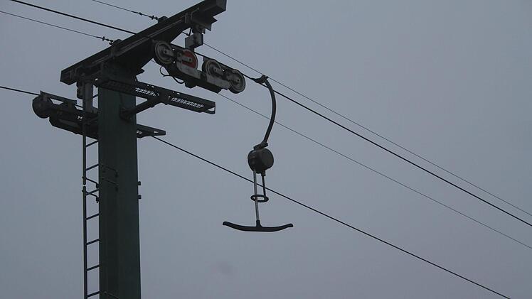 Einsam hängt eine Gondel  - ist der Skilift in Presseck ein Opfer des Klimawandels?  Foto: Sonny Adam