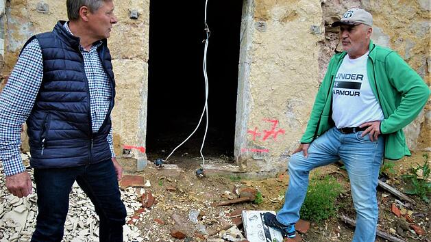 Auch die Grundst&uuml;cksanlieger Gerhard Wehner (links) und Erwin Wehner sprachen sich f&uuml;r den Erhalt des Gew&ouml;lbekellers auf dem Grundst&uuml;ck Kauerndorf 19 aus. Werner Rei&szlig;aus