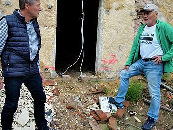 Auch die Grundstücksanlieger Gerhard Wehner (links) und Erwin Wehner sprachen sich für den Erhalt des Gewölbekellers auf dem Grundstück Kauerndorf 19 aus. Werner Reißaus