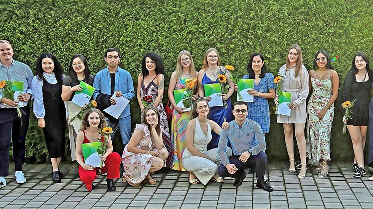 Die Absolventen der Berufsfachschule f&uuml;r Pflege am Klinikum am Europakanal