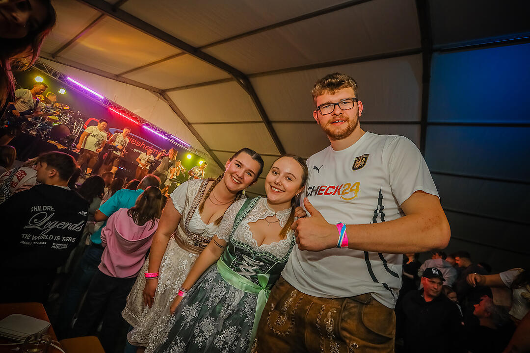 Samstagsparty im Festzelt!
