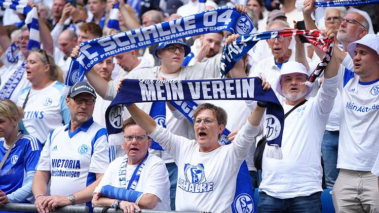Die Fans von FC Schalke 04 freuen sich auf die neue Saison 2025/26. Nach dem Motto: Es kann nur besser werden. SAT.1 zeigt das Eröffnungsspiel der Zweitliga-Saison, Schalke 04 gegen Hertha BSC Berlin. Die Kontrahenten klingen nach viel Bundesliga-Tradition. Auch die Stimmung in der Veltins Arena auf Schalke wird erstligareif sein.