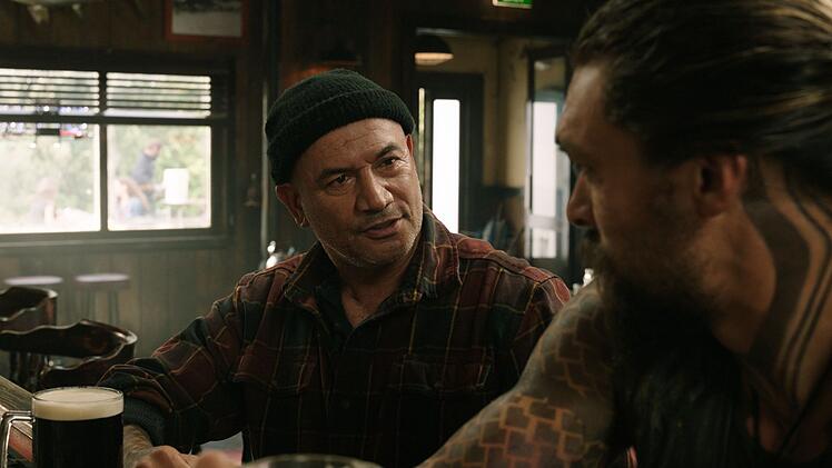 Vater und Sohn beim gemeinsamen Bier: Thomas Curry (Temuera Morrison, links) und Arthur Curry (Jason Momoa).