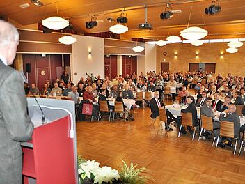 Rhön-Grabfeld Landrat Thomas  Habermann nannte die Blutspender wichtig und verwies darauf, daß die Region Unterfranken bayernweit sehr gut aufgestellt ist. Foto: Friedrich