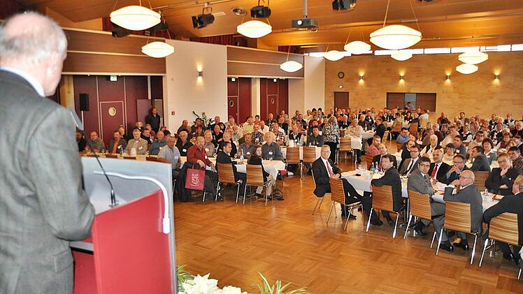 Rhön-Grabfeld Landrat Thomas  Habermann nannte die Blutspender wichtig und verwies darauf, daß die Region Unterfranken bayernweit sehr gut aufgestellt ist. Foto: Friedrich