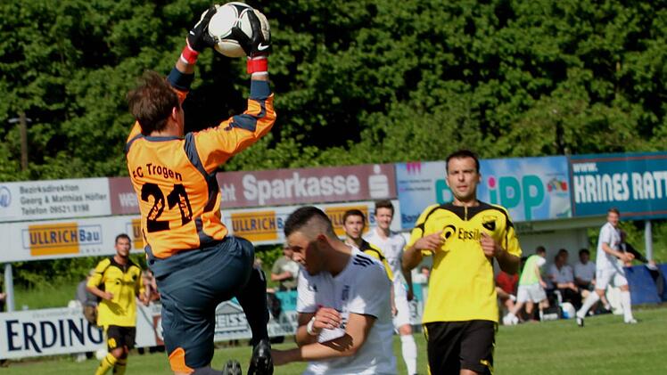 Gästekeeper Fabian Rupperecht (links) holt hier den Ball noch rechtzeitig vor dem Sander Maximilian Göbhardt (2. von links) aus der Luft und verhindert so seine Torchance. Foto: Günther Geiling