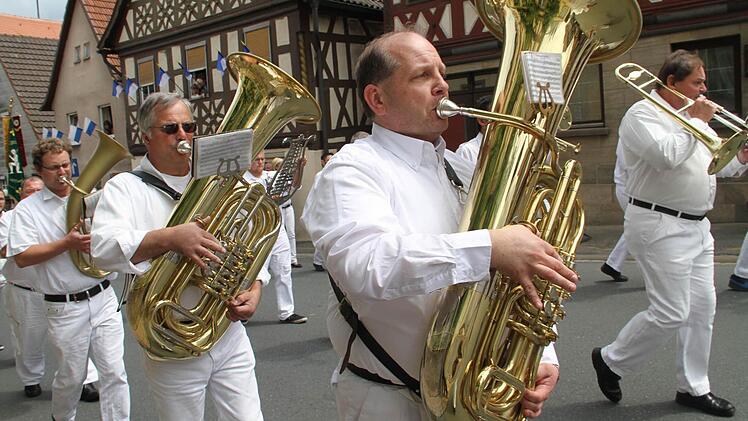 Der Zug bot ein farbenprächtiges Bild.