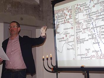 Ulrich Fritz zeigt an einer Karte das flächendeckende System von KZ-Außenlagern, auch in unserer unmittelbaren Nähe. Foto: Heike Schülein