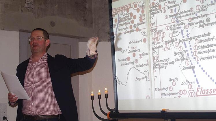 Ulrich Fritz zeigt an einer Karte das flächendeckende System von KZ-Außenlagern, auch in unserer unmittelbaren Nähe. Foto: Heike Schülein