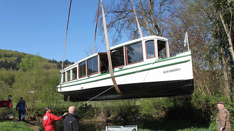 Auch die "Kissingen" wird mit dem Kran in die Saale gehoben. Foto: Thomas Mäuser