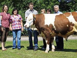 Neben der strahlenden Familie von Georg Schwarz zu sehen sind der Zuchtleiter des Rinderzuchtverbands Franken, Wolfgang Holzinger (l.) und Andrea Hefner, zuständig für Tierzucht und Export beim Besamungsverein Neustadt an der Aisch (Zweite von links). Foto: Reiner Gundel