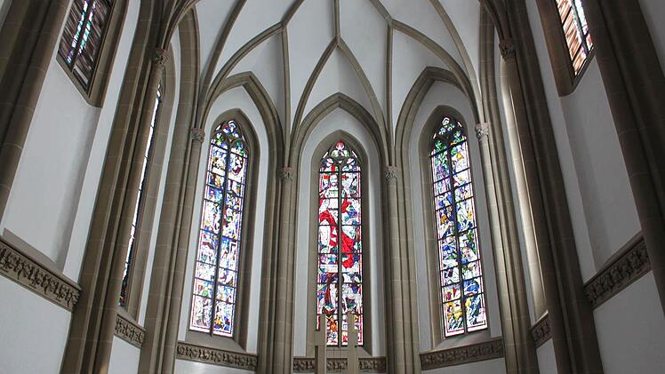 Aus dem Beginn der 1950er Jahre stammen die Fenster im Chor.