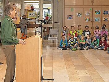 Polizeirat Uwe Herrmann verdeutlichte den Kindern die Bedeutung der Aktion. Foto: Herbert Fischer