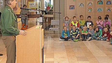 Polizeirat Uwe Herrmann verdeutlichte den Kindern die Bedeutung der Aktion. Foto: Herbert Fischer
