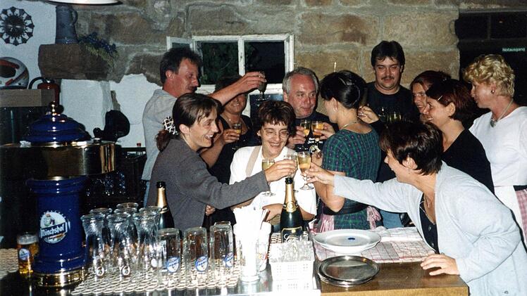 Bernd Meile, Doris Laaber (Mitte) und ihr ganzes Helferteam stoßen auf eine gelungene Kerwa an. Foto: privat