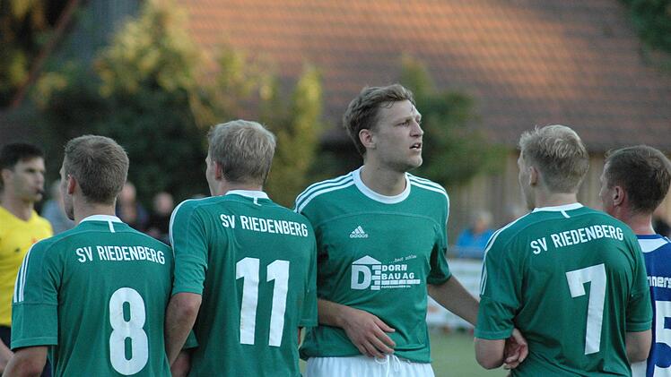 Szene aus dem Eröffnungsspiel zwischen dem SV Riedenberg (grünes Trikot) und dem TSV Münnerstadt (3:1). Foto: Sebastian Schmitt