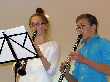 Das Klarinettenduo Sophia Förtsch und Samuel Neubauer überzeugte mit ihren Beiträgen. Foto: Gerd Fleischmann