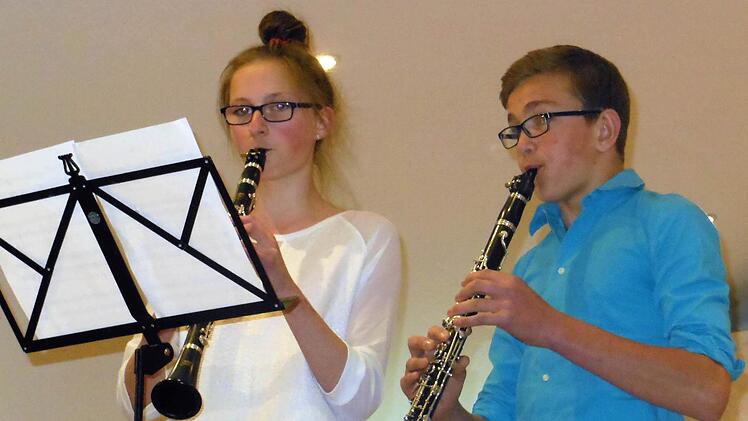 Das Klarinettenduo Sophia Förtsch und Samuel Neubauer überzeugte mit ihren Beiträgen. Foto: Gerd Fleischmann