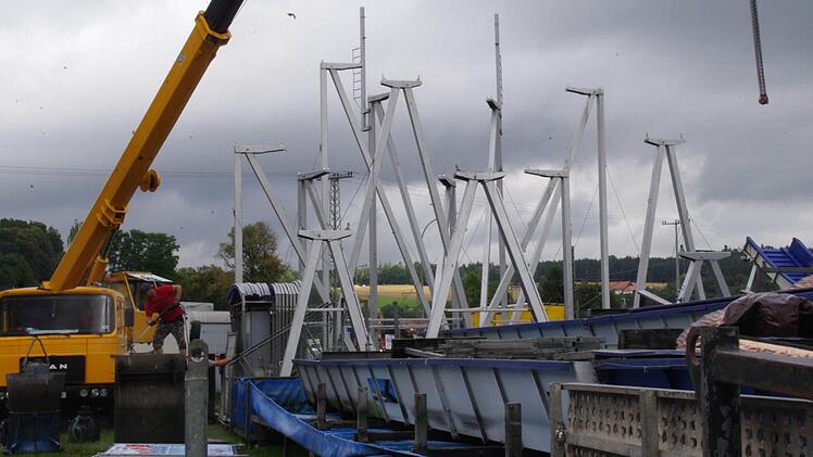 Die Wildwasserbahn wird mit schwerem Arbeitsgerät in ihre Einzelteile zerlegt. Foto: Marco Meißner