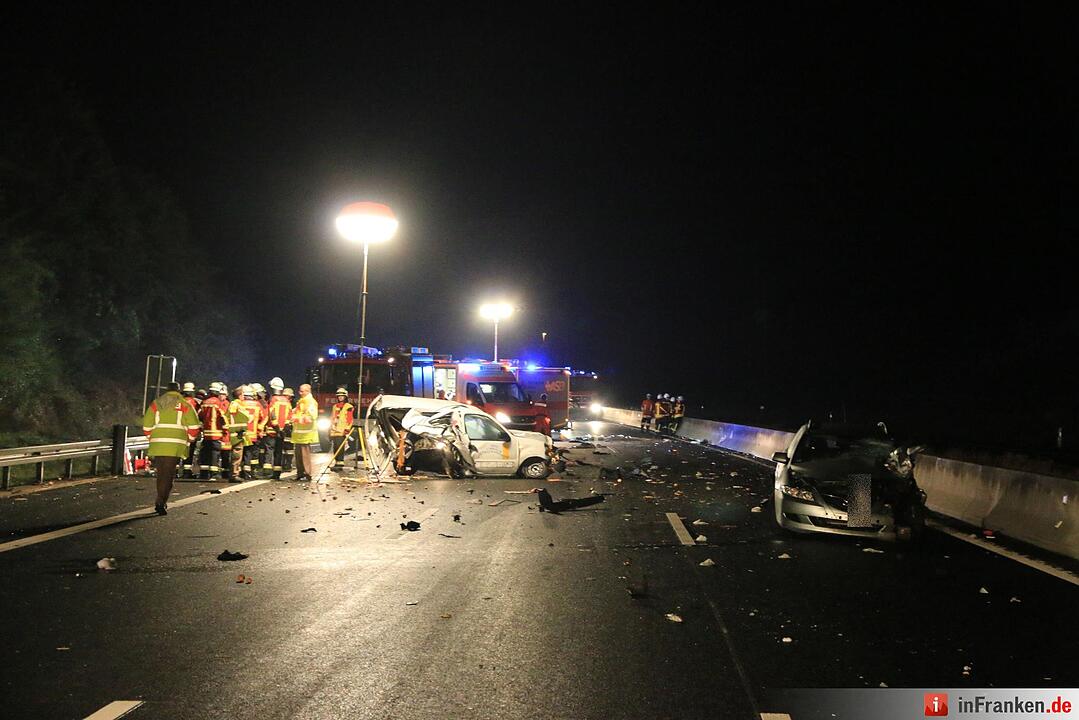 Autobahn gleicht auf 300 Metern einem Truemmerfeld - Eine der drei Schwerverletzten verstirbt im Krankenhaus