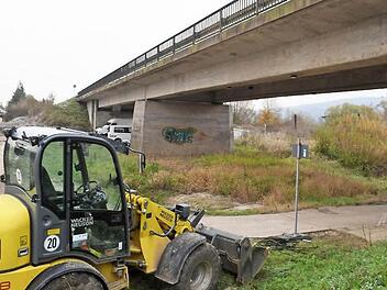 Leitungen, die bisher an den drei Brücken, die abgerissen und neu errichtet werden, hingen, werden derzeit schon "umgeklemmt". Im Frühjahr geht's richtig los. Fotos: Ronald Rinklef