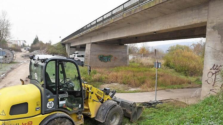 Leitungen, die bisher an den drei Brücken, die abgerissen und neu errichtet werden, hingen, werden derzeit schon "umgeklemmt". Im Frühjahr geht's richtig los. Fotos: Ronald Rinklef