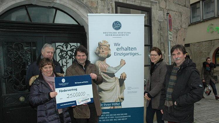Ein Scheck in Höhe von 25 000 Euro zur Restaurierung des Gebäudes Kirchgasse 2 erhielten von der Deutschen Stiftung Denkmalschutz (DSD) Gabriele und Helmut Raab aus den Händen von DSD-Kurator Uwe Franke und Kuratoriumsmitglied Iris von Künßberg. Architekt Thomas Peetz (von links) freute sich über die erfolgreiche Bewerbung. Foto: Edwin Meißinger