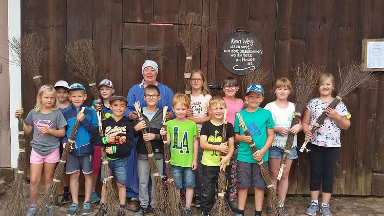 Einen ereignisreichen Tag verbrachten die Kinder bei  einer Erlebniswanderung in die Vergangenheit. Foto  Alexandra Metz