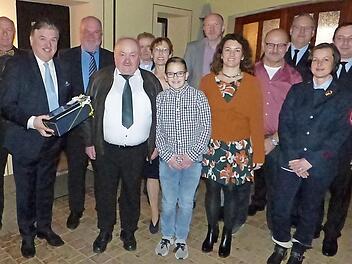 Die Geburtstagsgäste im Hause Schnaubelt (von links): Burkhard Schneider, Landrat Klaus Peter Söllner, Bürgermeister Ralf Holzmann, Jubilar Roland Schnaubelt, Johannes Lang, Ehefrau Beate Schnaubelt, Enkel Raphael Mößner, Schwiegersohn Ralf Mößner, Tochter Anja Mößner, Benno Bauß, Stefan Härtlein, Silke Oppenländer und Sohn Franz Schnaubelt Foto: Klaus-Peter Wulf