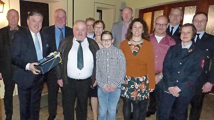 Die Geburtstagsgäste im Hause Schnaubelt (von links): Burkhard Schneider, Landrat Klaus Peter Söllner, Bürgermeister Ralf Holzmann, Jubilar Roland Schnaubelt, Johannes Lang, Ehefrau Beate Schnaubelt, Enkel Raphael Mößner, Schwiegersohn Ralf Mößner, Tochter Anja Mößner, Benno Bauß, Stefan Härtlein, Silke Oppenländer und Sohn Franz Schnaubelt Foto: Klaus-Peter Wulf