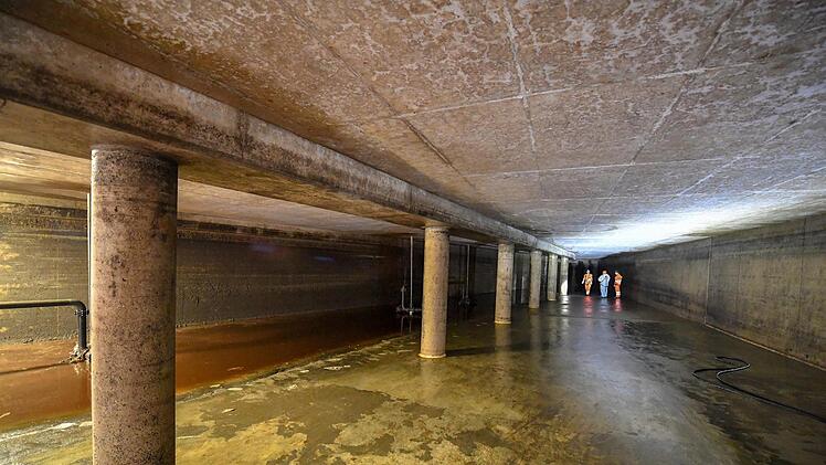 Das Regenüberlaufbecken unter dem Bamberger Margaretendamm wirkt wie eine Halle. Links fließt das Schmutzwasser.