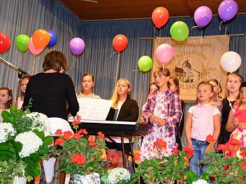 Die Nüdlinger Spatzen singen beim Jubiläumskonzert das Lied:  "Kauf mir einen bunten Luftballon". Foto: Arthur Stollberger