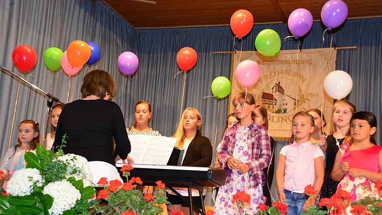 Die Nüdlinger Spatzen singen beim Jubiläumskonzert das Lied:  "Kauf mir einen bunten Luftballon". Foto: Arthur Stollberger