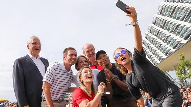 Bayerns Innenminister Joachim Herrmann, Fu&szlig;ball-Weltmeister Philipp Lahm,  Magdalena Neuner, Kristina Vogel, Stan Smith, Pharrell Williams und Laura Dahlmeier feierten mit Adidas. Fotos: Barbara Herbst