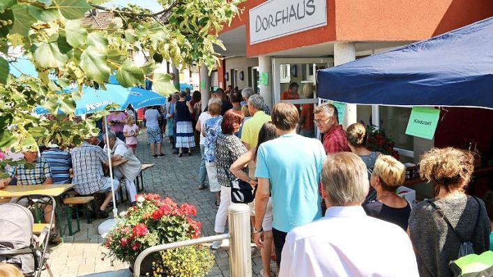 Vor der Kuchentheke bildete sich eine lange Schlange. Fotos: privat