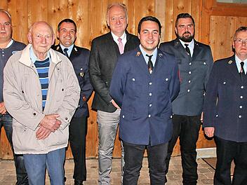 Bei der Hauptversammlung der Freiwillligen Feuerwehr Wermerichshausen wurde (von links) Thomas Behr (40 Jahre Mitglied im Feuerwehrverein) und Adolf Ziegler (75 Jahre) geehrt. Kreisbrandmeister Andreas Klopf und Bürgermeister Helmut Blank freuen sich über die neu gewählte Führung mit Kommandant Marcel Kleinhenz, Vereinsvorsitzender Stefan Geutner und dem stellvertretenden Kommandant en Waldemar Röder.  Foto: Dieter Britz