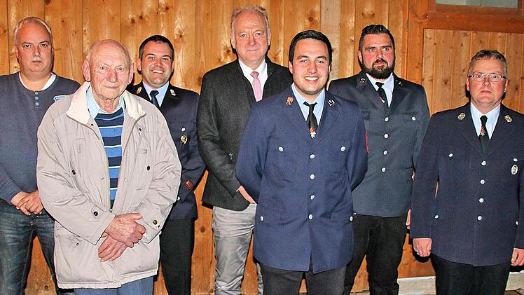 Bei der Hauptversammlung der Freiwillligen Feuerwehr Wermerichshausen wurde (von links) Thomas Behr (40 Jahre Mitglied im Feuerwehrverein) und Adolf Ziegler (75 Jahre) geehrt. Kreisbrandmeister Andreas Klopf und Bürgermeister Helmut Blank freuen sich über die neu gewählte Führung mit Kommandant Marcel Kleinhenz, Vereinsvorsitzender Stefan Geutner und dem stellvertretenden Kommandant en Waldemar Röder.  Foto: Dieter Britz