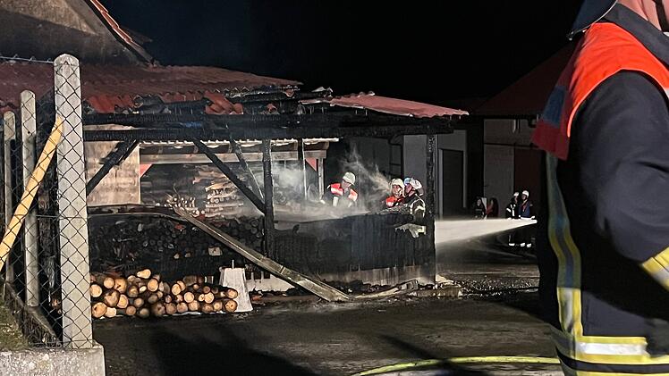 Scheune und Unterstand geraten in Vollbrand