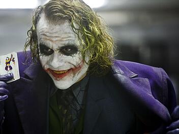 "The Dark Knight" Der Joker (Heath Ledger), der permanent grinsende Anarchist, sorgt für Chaos in Gothams Straßen: Angst und Schrecken machen sich breit. Wer kann ihn aufhalten?