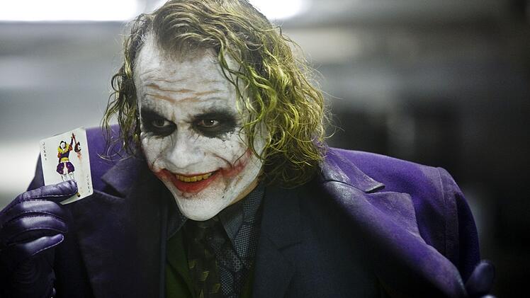 Der Joker (Heath Ledger), der permanent grinsende Anarchist, sorgt f&uuml;r Chaos in Gothams Stra&szlig;en: Angst und Schrecken machen sich breit. Wer kann ihn aufhalten?