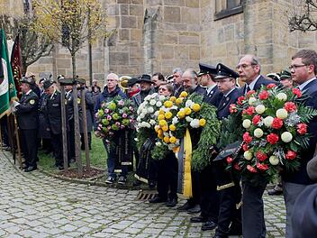 Mehrere Abordnungen legten Kräne nieder. Foto: Günther Geiling