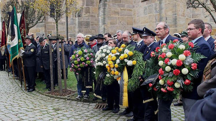 Mehrere Abordnungen legten Kräne nieder. Foto: Günther Geiling