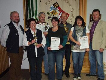 Die Sieger der diesjährigen Stadtmannschaftmeisterschaft im Luftgewehrschießen. Das Bild zeigt von links: Schützenmeister Edgar Korb, Annerose Griebel, David Roth, Daniela Strauß, Ewald Simon, Manuela Roth und Bürgermeister Udo Baumann. Fotos: Eckert