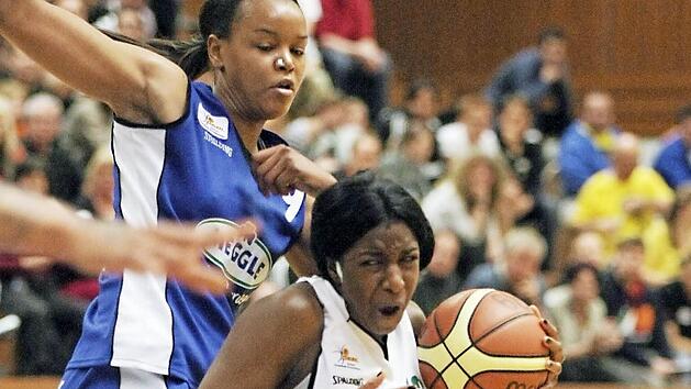 Binta Drammeh (mit Ball) zeigte eine Topleistung und l&auml;sst hier Melissa Dalembert stehen. Foto: sportpress
