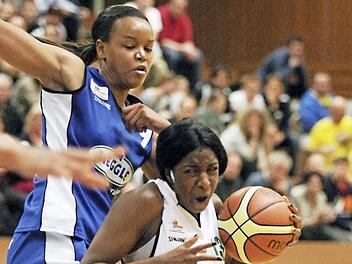 Binta Drammeh (mit Ball) zeigte eine Topleistung und lässt hier Melissa Dalembert stehen. Foto: sportpress